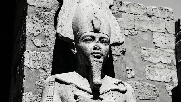 男性の強さと勢力を象徴する古代神の石彫。