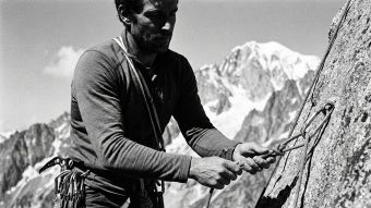 Un homme concentr&eacute; symbolisant la ma&icirc;trise mentale et la pr&eacute;paration &agrave; la performance.