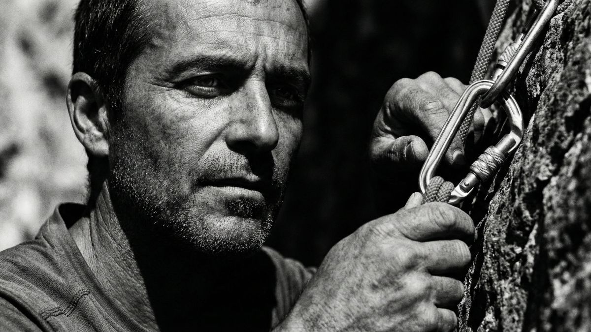 Um homem focado representando equil&iacute;brio mental e prontid&atilde;o para o desempenho.