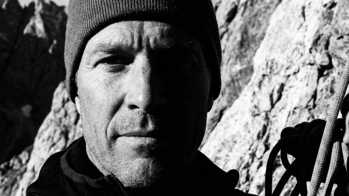 Ein fokussierter Mann als Symbol für mentale Ruhe und Leistungsbereitschaft.