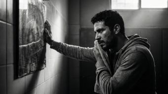 Um homem confiante focado em sua performance física e mental.