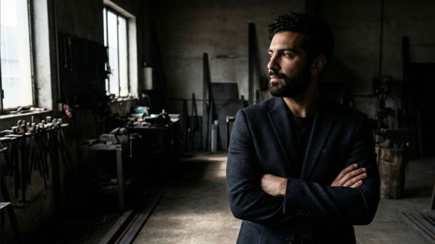 Um homem confiante em pé com uma postura forte e linguagem corporal aberta.