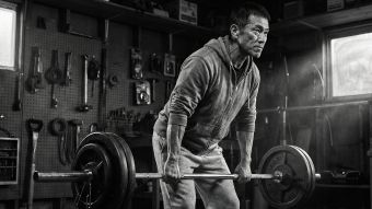 筋肉量と骨密度を維持するために重いデッドリフトを行う成熟した男性。