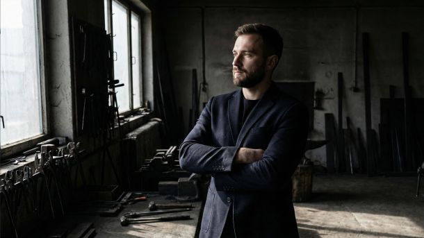 Ein selbstbewusster Mann mit starker Körperhaltung und offener Körpersprache.