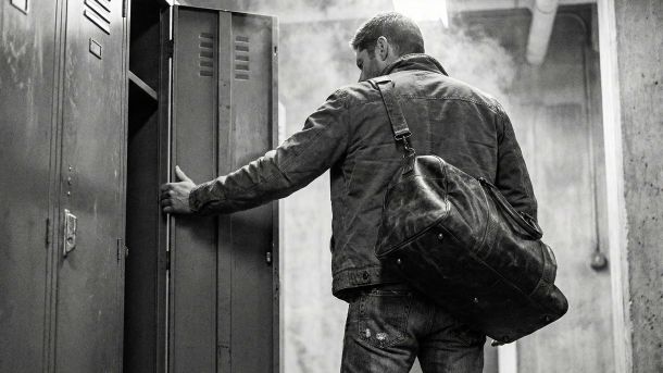 Ein Mann, der Stärke und Gelassenheit ausstrahlt und maskulines Vertrauen repräsentiert.