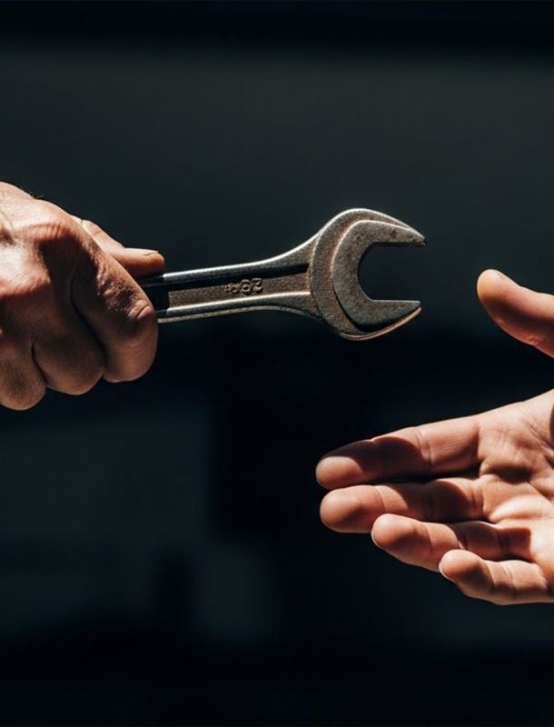 Ein Vater, der seinem Sohn ein Handwerk lehrt, als Symbol für die Weitergabe von Wissen und Dynastie.