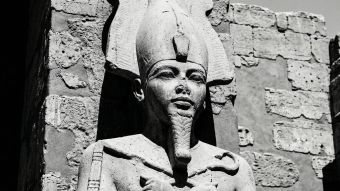 男性の強さと勢力を象徴する古代神の石彫。