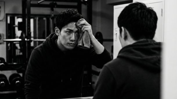 身体的および精神的パフォーマンスに集中する、自信に満ちた男性。